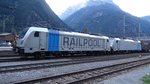 Railpool 187 005 und BLS 186 107 vor dem Containerzug in Erstfeld, 24.09.2015.