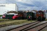 Im Rahmen der Fitnessfahrten am 06.07.2024 im SBB Depot Olten, stellte man eine schöne Fahrzeugparade der allesamt betriebsfähigen Schätze. Die Wolkenlücke musst für ein schnelles Foto genutzt werden. Ae 3/5 (2te v.R.) trägt 100jahre Jubiläumsschmuck.
v.L.n.R. Ae 6/6(11425), Re 4/4 I(10001), Bm 4/4 II(18451), RAe 2/4(1001), Ae 3/6 II(10439), Ae 3/5(10217) und Be 4/7(12504)