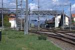 BLS und Verein Mikado 1244: RABe 525 027, Pendelverkehr Kerzers-Lyss-Kerzers, und Ae 6/6 11407 mit nicht �ffentlichem Reisezug, Kerzers, 14. September 2026. In Kerzers kreuzen sich in spitzem Winkel die Strecken Lyss-Murten-Payerne-Pal�zieux (hier von hinten nach vorne) und Bern-Neuenburg (im Bild von rechts nach links). Die beiden Bahnsteigkanten der Verbindungen von und nach Bern, Neuenburg und Murten befinden sich links ausserhalb des Bildes. Die Fussg�ngerbr�cke ist ein historisches Relikt ohne eigentliche Funktion. Alle Bahnsteige sind durch eine Unterf�hrung verbunden. 