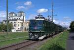 Verein Mikado 1244: Ae 6/6 11407 + F 948 + WR 2749 + A 33610-9 + AB4 3658 + AB4 3662 + AB4 3660, Zug 31170 Interlaken Ost-Kerzers (nicht �ffentlicher Reisezug), Kallnach, 14. September 2026. Beim Industriebau im Hintergrund handelt es sich um die als ...