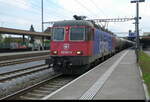 SBB - 620 067 vor Güterzug bei der Durchfahrt im Bhf.