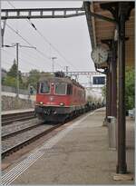 An diesem nebligen Nachmittag erreicht die SBB Re 6/6 116 (Re 620 030-7)  Herzogenbuchsee  mit ihrem Zementzug nach Eclepens den Bahnhof von Auvernier.