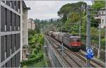 Bei Montreux ist die SBB Re 6/6 11623 (Re 620 023-2)  Rupperswil  mit einem Güterzug auf dem Weg in Richtung St-Maurice. 

6. Mai 2020
