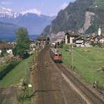 SBB 116011 'Rüti ZH' mit Güterzug bei Sisikon in Richtung Flüelen am 16. April 1989.