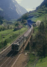 SBB Re 6/6 11632 'Däniken' mit Regionalzug auf der Gotthardbahn am 5. Mai 1988.
