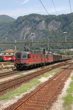 SBB Re 6/6 11618 mit Re 4/4 und Güterzug in Mendrisio am 21. Juli 2006.