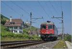 Kurz nach dem Bahnhof von Ligerz, nach dem die Strecke sich zur Doppelspur verbreitet hat, ist die SBB Re 6/6 11634 (Re 620 034-9)  Aarburg-Oftringen  auf dem Weg in Richtung Neuch�tel. Obwohl hier die Strecke bereits auf Doppelspur ausgebaut ist, wird sei mit dem Doppelspurausbau Twann-Ligerz ebenfalls abgebaut, da die Tunneleinfahrt weiterwestlich zu liegen kommt.
19. Juni 2025