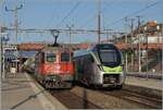 Die SBB Re 6/6 11635 (Re 620 035-6)   Muttenz  und der BLS MIKA RABe 528 215 als IR nach La Chaux de Fonds sorgen an diesem Sommermorgen in Neuch�tel f�r ein buntes Bahnbild. 

 16. Juli 2026