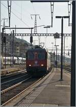 Bei reichlich Gegenlicht erreicht die SBB Re 6/6 11635 (Re 620 035-6)   Muttenz  als Lokszug Neuch�tel. 

16. Juli 2026