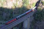 SBB Historic f�hrt Fahrten mit historischen Lokomotiven durch, auch am Gotthard. Am 12.08.2026 wurde eine Re 6/6 eingesetzt. Diese Maschinen sind also auch schon historisch, sind aber zur Zeit auch noch im Alltag unterwegs. Da merkt man, wie man alt wird, zu meiner Gymnasialzeit waren sie neu.
Die Lok hat gerade den kurzen Tunnel bei Silenen verlassen und �berquert das Maderanertal �ber den Ch�rstelenbachviadukt.