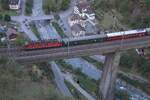 SBB Historic f�hrt Fahrten mit historischen Lokomotiven durch, auch am Gotthard. Am 12.08.2026 wurde eine Re 6/6 eingesetzt. Diese Maschinen sind also auch schon historisch, sind aber zur Zeit auch noch im Alltag unterwegs. Da merkt man, wie man alt wird, zu meiner Gymnasialzeit waren sie neu.
Der Zug �berquert gerade das Maderanertal �ber den Ch�rstelenbachviadukt in Richtung G�schenen.