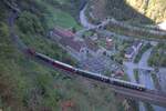 Die ganze Szene liegt fr�hmorgens noch im Schatten. SBB Historic f�hrt Fahrten mit historischen Lokomotiven durch, auch am Gotthard. Am 12.08.2026 wurde eine Re 6/6 eingesetzt.  
Der Zug f�hrt Richtung G�schenen, hat gerade das Maderanertal �ber den Ch�rstelenbachviadukt �berqwert.
Diese alpen�berwindende Strecke wurde 1882 in Betrieb genommen. Das Kraftwerk unten links im Talgrund war 1918 eines der ersten grossen Kraftwerke. Oben links ist noch ein St�ck der Druckleitung zu sehen. Der Zug ist etwas moderner, aber auch museal. Alles in allem ist das Ensemble hier eine Art technisches Denkmal.