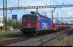 SBB - Re 6/6  620 021-6 mit G�terzug unterwegs in Pratteln am 02.10.2026   **  Standort ausserhalb der Geleise auf der Strasse