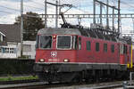 Die Re 620 025-7 ist beim Bahnhof Kaiseraugst angekommen und bald werden die drei Leichen Loks auf ein Nebengleis beim Bahnhof Kaiseraugst verschoben.