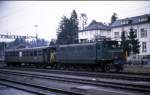 Am 27.3.1990 rangiert bei Regenwetter die SBB Ae 3/6 Nr. 10694, BW Olten, 
im Bahnhof Arth Goldau einen Personenwagen. 