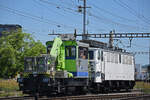 Am 11.06.2022 schleppt die EDG Lok 412 002-8 den Tm 235 089-0 (ex. BLS) durch den Bahnhof Pratteln.