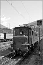 Ein Bild aus einer Zeit, da man bei Reisezgen die Fenster noch ffnen konnte: Die Ae 4/7 10976 wartet in Brig auf ihren nchsten Einsatz.