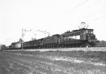 SBB: Ein schwerer Güterzug mit einer Doppeltraktion Ae 4/7 wurde anfangs der 70er-Jahre bei Luterbach auf der Fahrt in Richtung Westschweiz verewigt. Besonders zu beachten sind die unterschiedlichen Stromabnehmer der beiden Lokomotiven.
Foto: Walter Ruetsch
