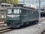 SBB Ae 6/6 Nr. 11421  Graubünden . Betriebsfähige historische Gotthard-Kantonslokomotive steht im Bahnhof Bern, 17. Okt. 2020