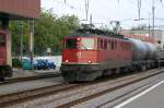 Ae 6/6 11437 aufgenommen am 21.09.2009 in Schwerzenbach, macht sich mit ihrem Minigüterzug auf den Weg richtung Zürich.