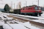 SBB: An einem Wintertag im Jahre 1997 stand die Ae 6/6 11422  Kanton Vaud  mit einem Güterzug in Gerlafingen zur Abfahrt nach Solothurn bereit.