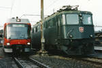 SBB/RBS: Die SBB Ae 6/6 11483  Jura  und der RBS ABe 4/12 70  Grafenried + Jegenstorf  warteten im Jahre 1998 in Solothurn auf den nächsten Einsatz.