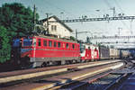 RM „KEBAG“ Zug anlässlich der Bahnhofseinfahrt Biberist im Juni 1999 mit SBB Ae 6/6 Prototyp 11402 „Uri“ und geschleppter RM 436 111 „Solothurn“.
Zur Historie dieser beiden RM/EBT-Schwestermaschinen: Bei der Umgestaltung auf rotweiss RM wurden die Nummern der BE und der SO auf Wunsch der Solothurner wegen des  elfi Kantons  getauscht. Im grünem Originalzustand trug die  Bernere  die Nr 111 und die  Solothurnere  die Nr 112.
Foto: Walter Ruetsch
 