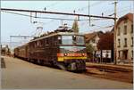 Die SBB Ae 6/6 11409  Basel  steht abfahrbereit mit einem Regionalzug nach Beromünster in Beinwil am See. Die sonst im Güterverkehr eingesetzte Ae 6/6 ist hier für einen defekten De 4/4 eingesprungen, der etwas versteckt im Hintergrund zu sehen ist. 

16. Mai 1984
