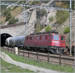Eine wappenlose Ae 6/6 (selbst das Schweizerwappen an der Front fehlt) verlässt den Schluchitunnel am 2. Mai 2006