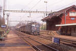 SBB Ae6/6  11493 mit Güterzug richtung Stein-Säckingen in Mumpf am 16.04.1993. Scanbild 6329, Fujichrome100.