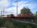 Die Re 460 060-7 ''Val de Travers'' berholt am 12.6.08 die vor einem roten Lichtsignal wartende Ae 6/6 11470 ''Brugg'' beim Bahnhof Oberwinterthur.