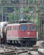 Am 31.07.08 durchfhrt E-Lok Ae 6/6 11450  Ville de Genve 1  mit einem gemischten Gterzug den Bahnhof von Brig.