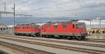 Die beiden roten E-Loks Ae 6/6 11442  St. Gallen  und Re 4/4  11328 warten am 07.04.10 in Yverdon auf einen weiteren Einsatz.
