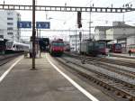 SBB / asm Oberaargau - Bahnhof Langenthal mit SBB Fahrzeugen sowie asm Triebwagen am 12.03.2011.. Foto wirk Schief wurde aber gerade ausgerichtet an dem Lagerhaus hinter den asm Fahrzeugen.