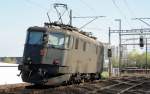 Die Ae 6/6 11465  Oerlikon  hat am 08.04.11 soeben die Einfahrerlaubnis in den Bahnhof Sursee erhalten.