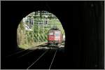 Die leider Wappenlose Ae 6/6 11424 fhrt in den 136 Meter langen  Tour de Bertholod  Tunnel bei Lutry ein.