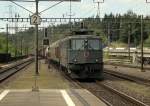 Die Ae 6/6 11453  Arth-Goldau  wird nach dem Aufnahmezeitpunkt am 01.09.11 gleich in den Perronbereich des Bahnhofs Othmarsingen einfahren.