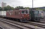 SBB/BLS: BLS und SBB Oldtimer nach wie vor unentbehrlich. BLS Re 425 169 und SBB Ae 6/6 11517 warten am 12.10.2013 in Olten Hammer auf ihren nchsten Einsatz.
Foto: Walter Ruetsch