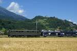 SBB: Ae 6/6 11468 mit Autozug unterwegs vor historischer Kulisse zwischen Buchs und Sargans am 27. Juni 2008.
Foto: Walter Ruetsch