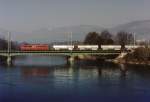 SBB: Ae 6/6 11424  Neuchâtel  mit einem Ölzug auf der Aarebrücke Wangen a.A. im Februar 2000.
Foto: Walter Ruetsch