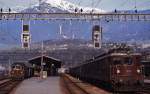 Ae 8/8 275 und Re 4/4 173 der BLS im Mai 1981 im Bahnhof Brig