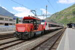 SBB Ee 922020-3 rangiert hier am 23.5.2025 mittags im Bahnhof Brig.