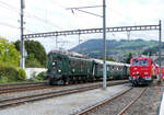 Oldie Ae 3/5 10217 fährt in Richterswil anlässlich '150 Jahre Zürichseebahn' mit dem historischen Wagenmaterial neben dem Lösch- und Rettungszug vorbei.