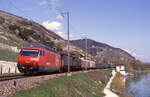 460 015-1 SBB mit Zug 53728 Basel RB - Lausanne Triage bei Twann am 14.04.1993. Zwei Oldtimer Ae4/7, Nr 10944 und 11009, wurden mitgeführt. Scan 6289.