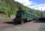 Am 09.05.2026 erreicht die Doppellok den Bahnhof Gurtnellen.