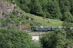 Eng und steil ist das Urner Reusstal. Ist immer eindr�cklich, zu sehen, wie die Strecke in diese Landschaft gebaut wurde. Hier ist am 12.06.2026 ein Sonderzug von SBB Historic unterhalb von Gurtnellen unterwegs Richtung Tessin.