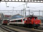 Rangiertraktor Ee 3/3 16513 verdingt sich mit der Bereitstellung von Wagen, im Hintergrund bei gleicher T�tigkeit Em 3/3 18822; Basel SBB, 25.03.2009
