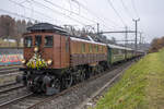 Die Jubilarin Be 4/6 12320 ist bei Othmarsingen unterwegs nach Zofingen, aufgenommen am 20.11.2021.