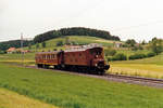 BLS/GBS:
Impressionen der Gürbetal-Bern-Schwarzenburg-Bahn (GBS).
Ce 4/6 307 mit   WR 9963 Emmentalerstube  im Juni 1987 in der herrlichen grünen Landschaft auf der Fahrt von Schwarzenburg nach Bern.
Foto: Walter Ruetsch 
