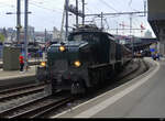 SBB Historic - Ce 6/8  14305 mit Extrazug zur RhB bei der ausfahrt aus dem HB Zürich am 12.09.2021